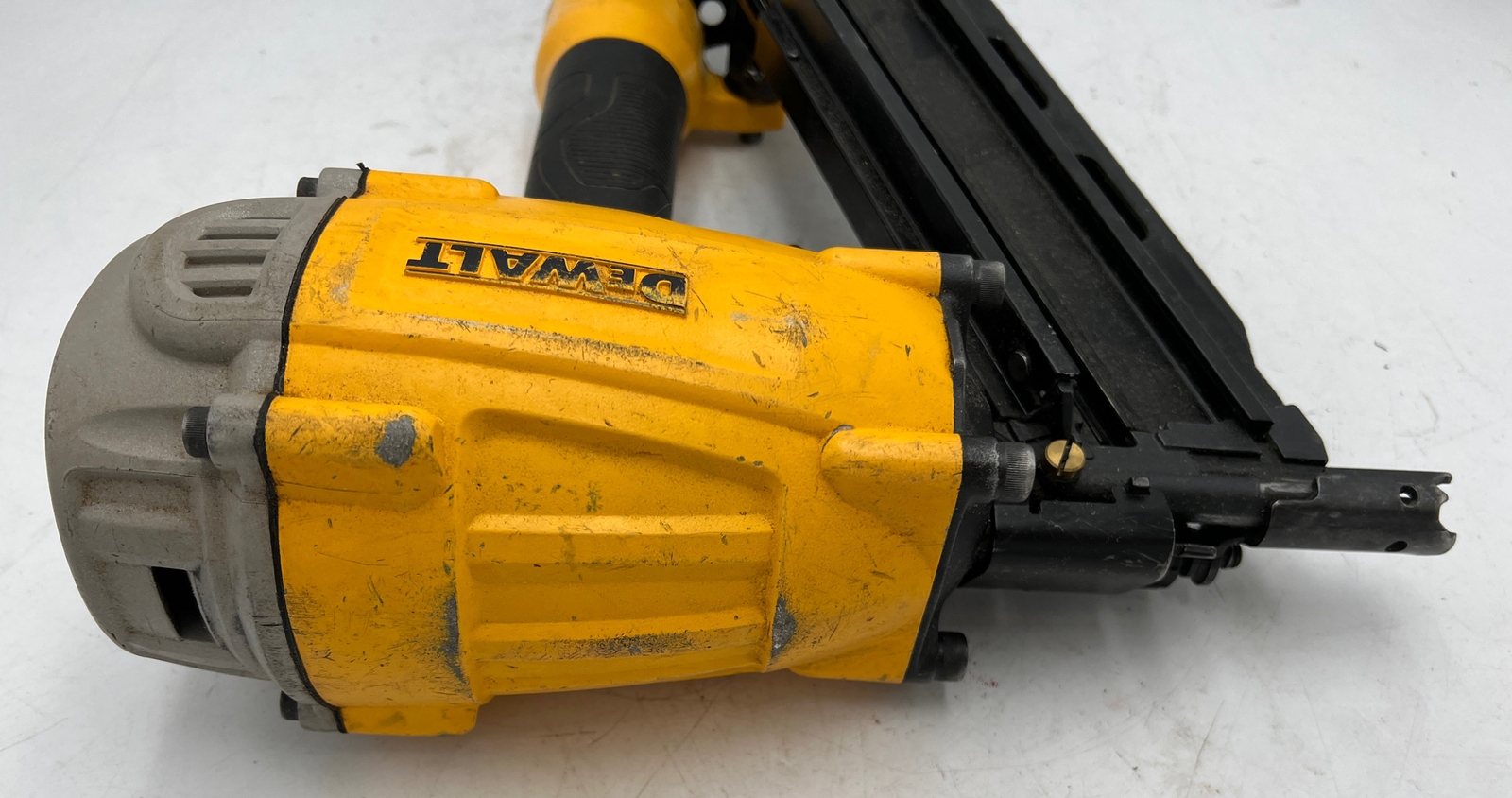 DEWALT DWF83PLR 21 Degree Pneumatic Strip Framing Nailer (FOR PARTS)