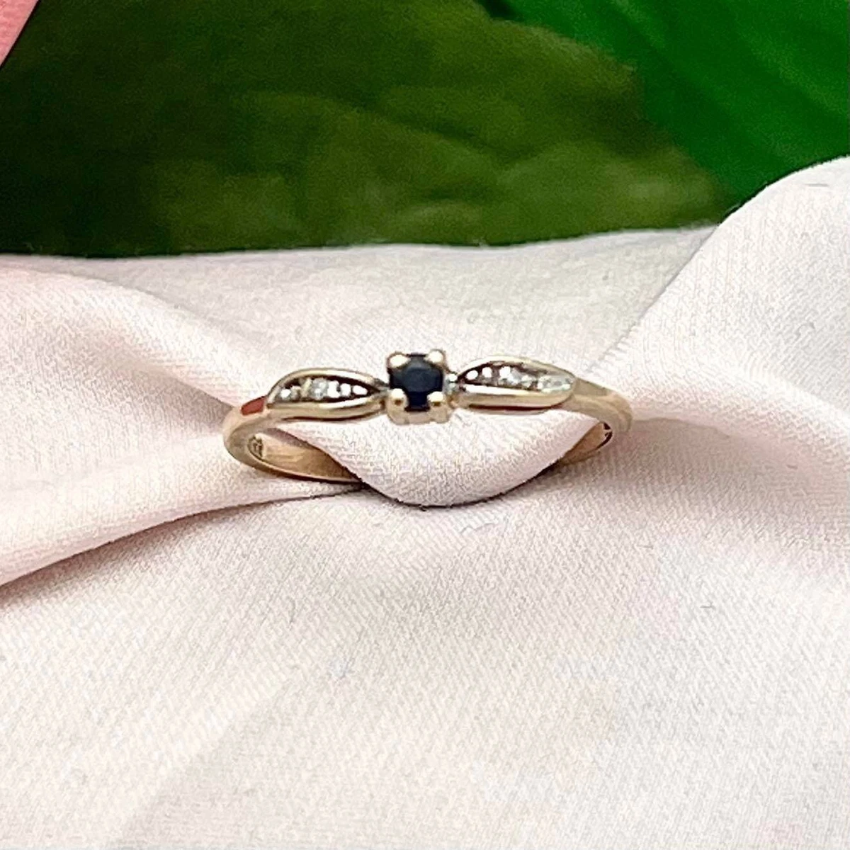 Petite sapphire ring deals