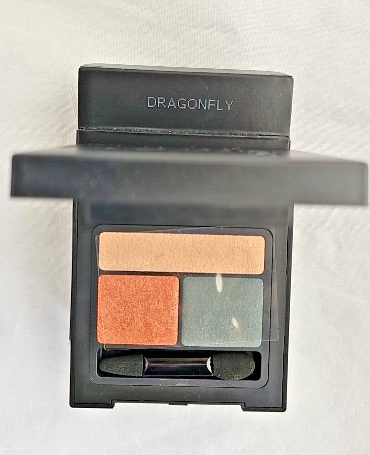 Juego de sombras de ojos Jafra cobre y dorado metálico con spray de brillo dorado y paleta de 3 colores Foto 2 de 4