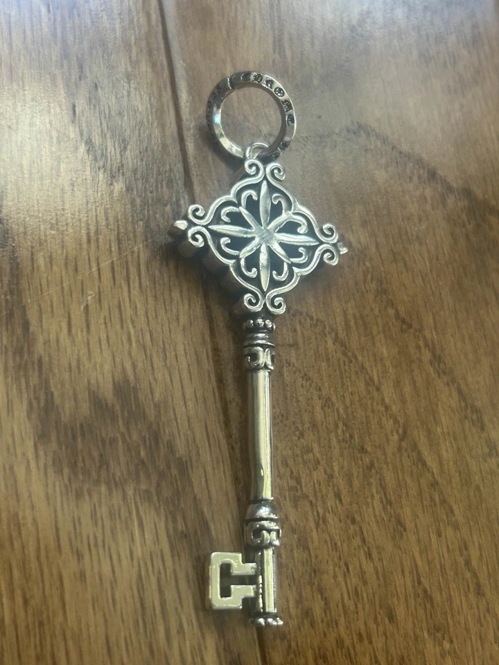 Dije con llave cruz corazones cromados unisex plata 925 Foto 2 de 3