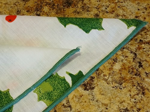 2 Vera Neumann Napkins Wht w/Red Holly Berries-Green Leaves 16"x16" Cot or Blend - Bild 7 von 15