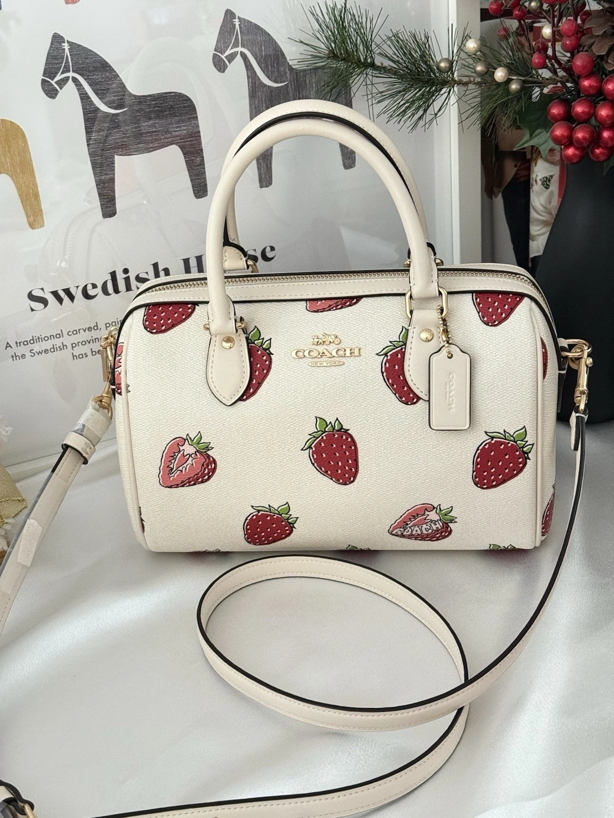 Borsa a tracolla Coach Rowan con stampa fragola CAL63