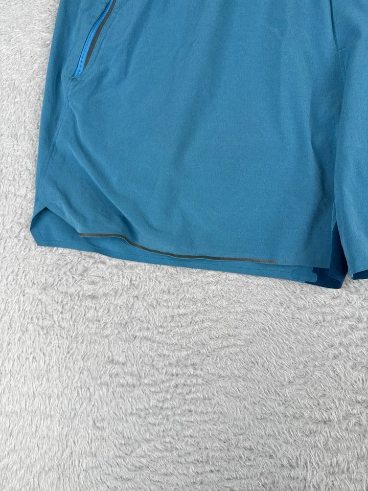 Shorts Lululemon Masculino Extra Grande Azul Switch Up Curto 6" Tecido Rápido Runnin - Imagem 3 de 4