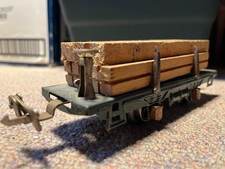 Train TOY LIONEL LOG CAR 831 0RIG[INAL LOGS, BRAKES, COUPLERS. VERY GOOD!!!!