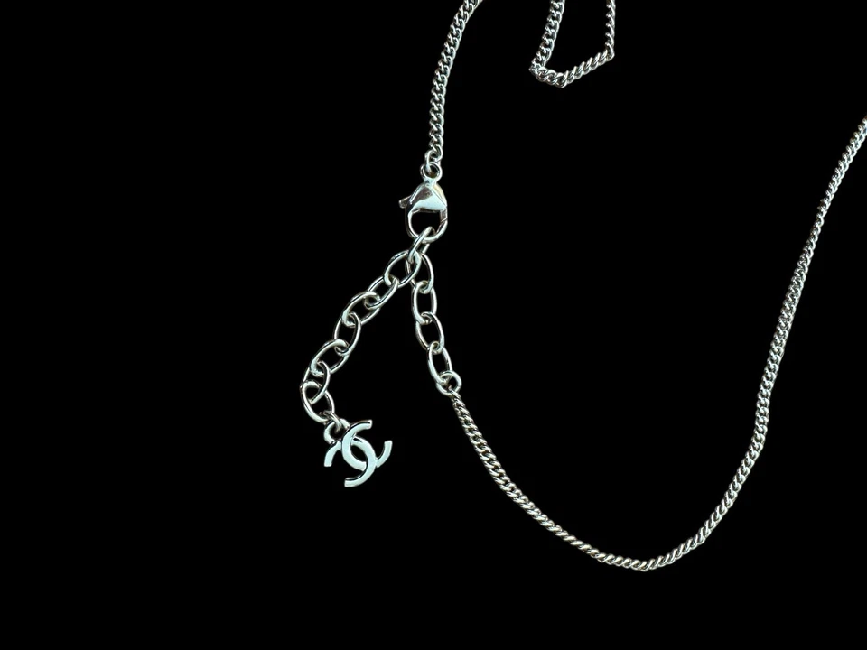 Collar colgante Chanel D22S Lucite Cube. Logo CC, “5” y motivos de estrellas. Foto 4 de 4