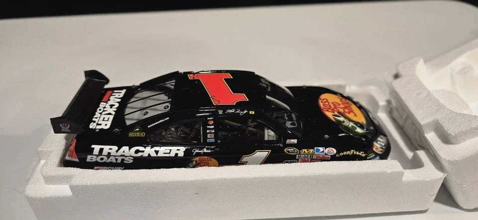 2008 #1 Martin Truex Bass Pro Shops NASCAR escala 1:24 diecast #1265 de 4.956 Foto 2 de 4
