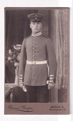 BERLIN, SOLDAT mit MÜTZE + SCHULTERSTÜCKEN, Kniestück (C.D.V) ~1900, Blücherstr.