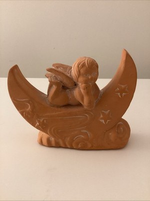 Terrakotta geflügelter Cherub Engel auf Mond Ornament / Figur 9,5 cm