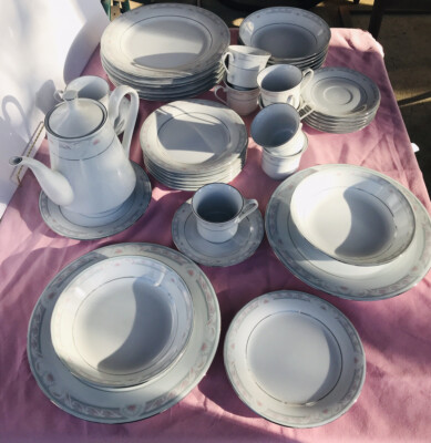 Service For 8 Crown Ming Fine China Coquille 8 - 5 Piece Sets (Just $6.00 Place)