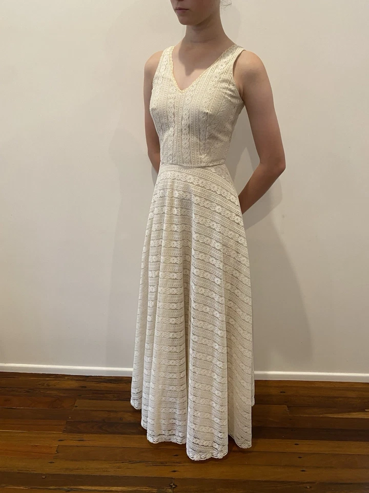 Vintage Lace Look Denise L Wedding Dress Floor Length Excellent condition Size S - Image 3 of 4