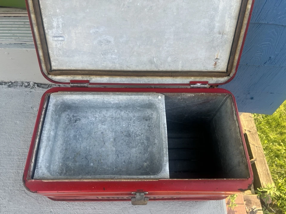 Enfriador Budweiser King of Beers vintage de metal rojo Foto 3 de 4