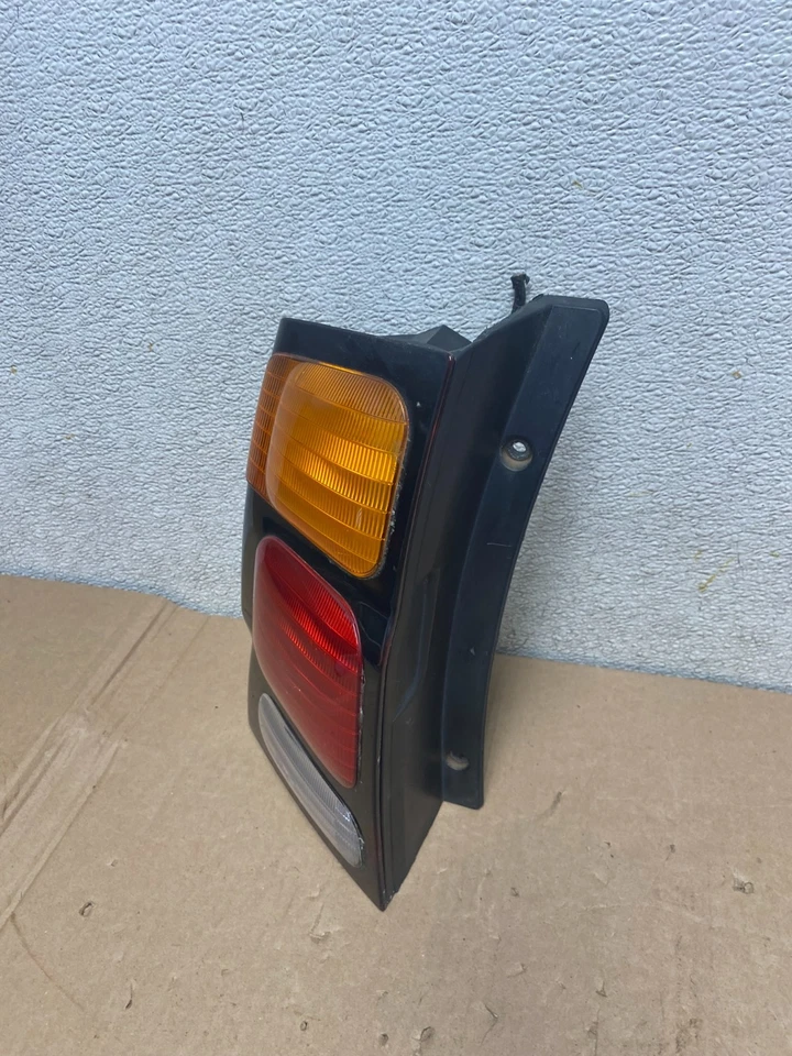 Luz trasera izquierda conductor Mitsubishi Montero Sport 2000-2004 OEM R1250 DW Foto 3 de 4