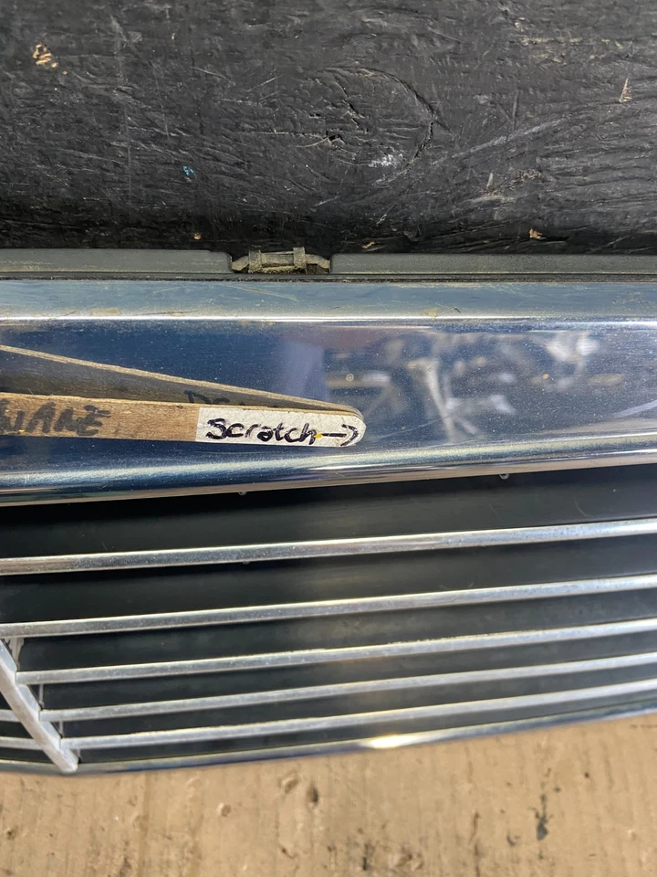 1996 a 1999 Mercedes Benz Classe E E320 grade dianteira superior V6745 DG - Imagem 4 de 4