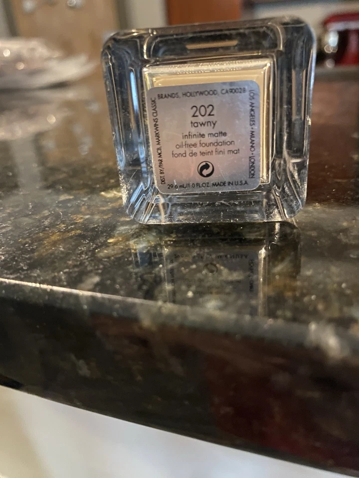 Матовая основа под макияж Calvin Klein Infinite без масла 1 жидкая унция - #202 «Tawny» - без коробки - Изображение 3 из 3