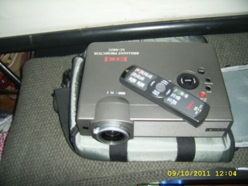 Beamer Eiki Brilliant Projector LC XB25 mit Tasche und Fernbedienung