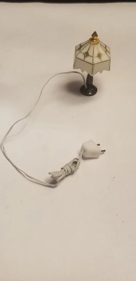 Lámpara de mesa con pantalla hexagonal miniatura para casa de muñecas Heidi Ott YL1018 Foto 3 de 3