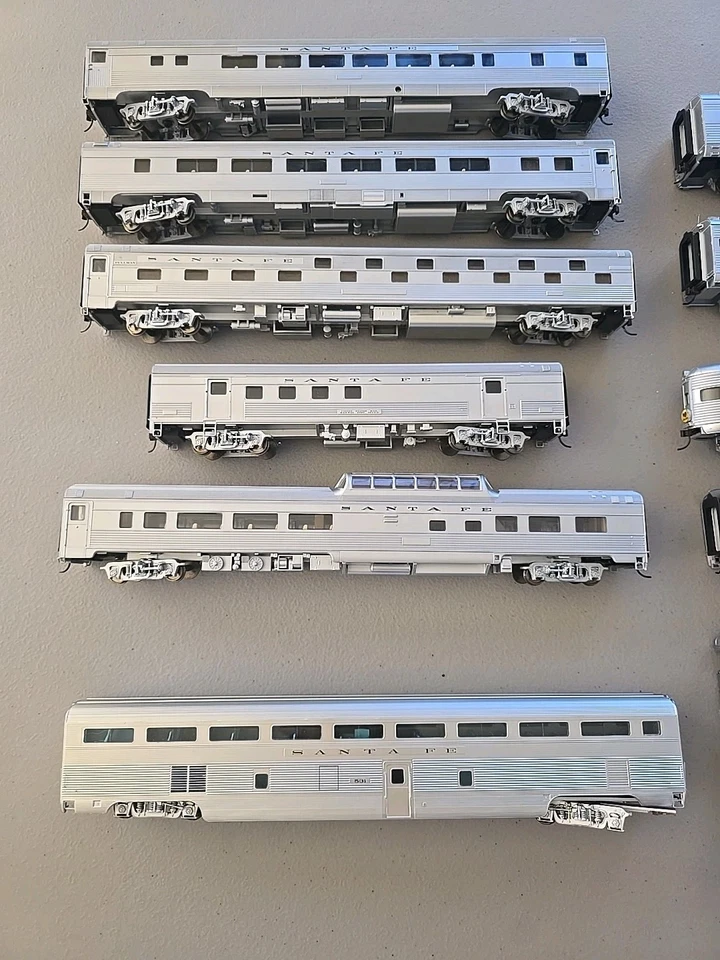 Walthers HO Santa Fe Super Chief, Coach, Baggage, Slumbercoach Lot Of 12 - Image 2 of 4