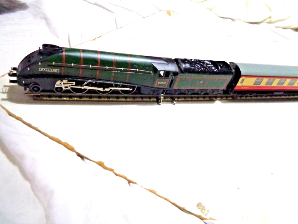 HORNBY DUBLO L11 MALLARD PLUS THREE COACHES - Image 2 of 4