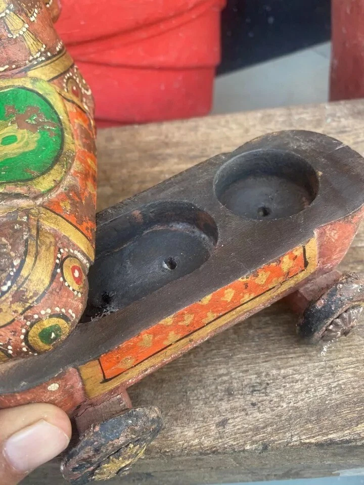 Antigua estatuilla de madera hecha a mano caballo sobre ruedas rara pintada caballo caja Foto 4 de 4