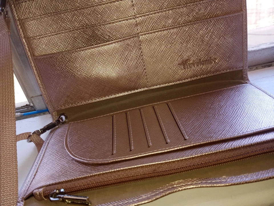 El color es colorido y tiene como personajes de dibujos animados y hello kitty y otros Foto 2 de 4