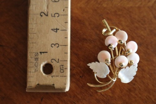 Vintage Leaf Grape Cluster Fruit Berries Pin Brooch Gold Tone ~2" Pinkish Hue - Picture 3 of 10