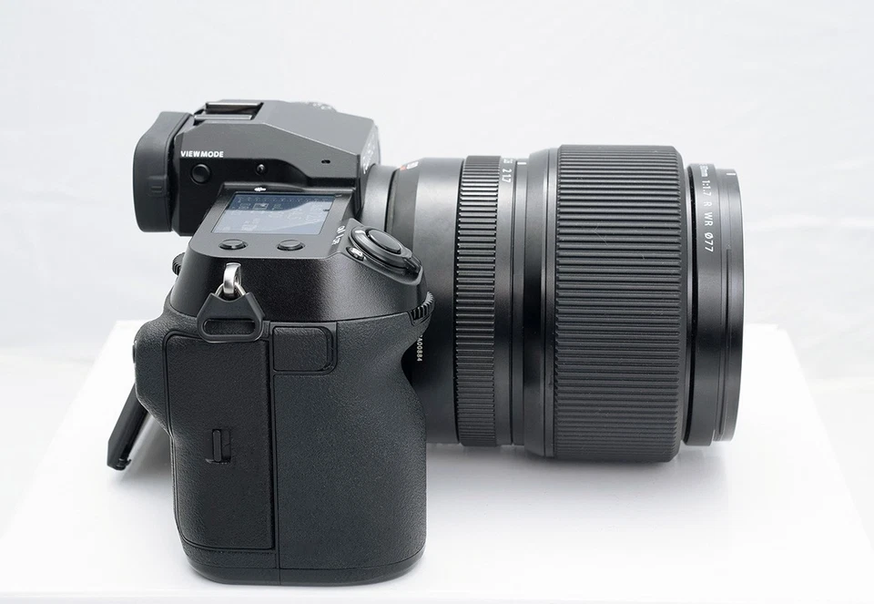 Cámara sin espejo de formato medio FUJIFILM GFX 100S con Fujifilm GF80mm F1.7 R W Foto 3 de 4