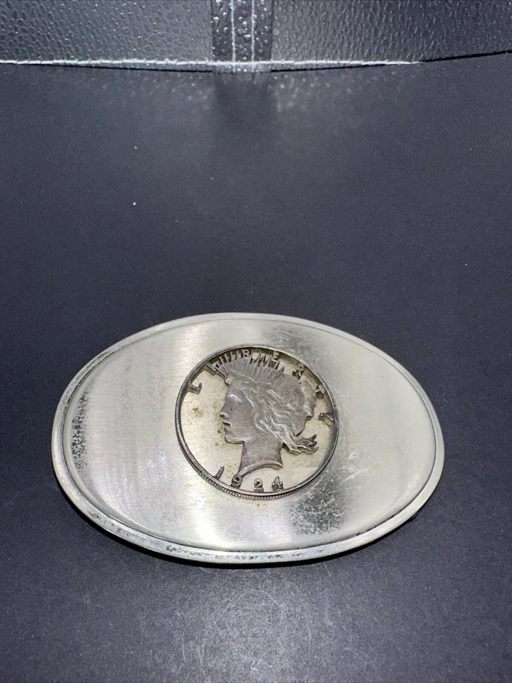 Moneda recortada de dólar de plata Peace 1924 y hebilla de cinturón ornamentada Foto 4 de 4