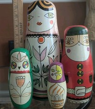 Conjunto de muñeca de anidación Suzy Ultman caja y barril colaboración matrioska arte clásico de Navidad
