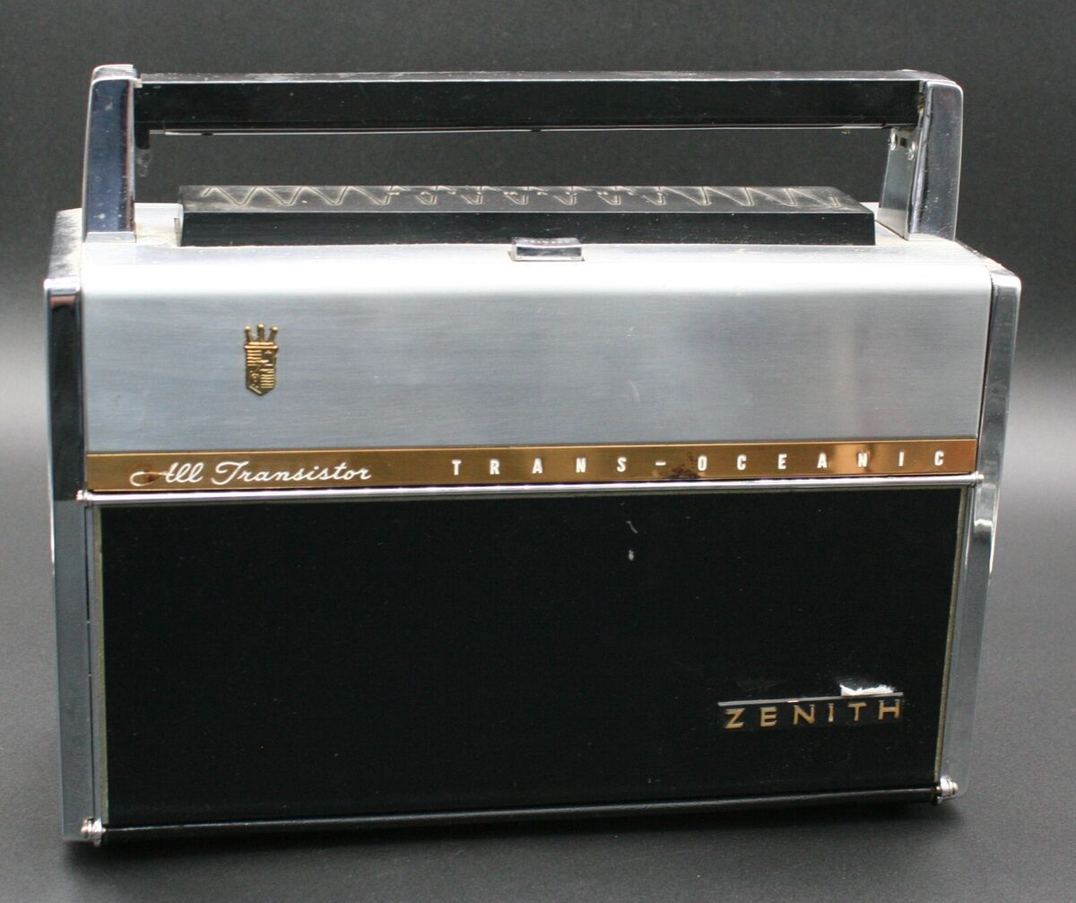 One (1) Zenith Royal 1000-D Trans-Oceanic Portable Short One (1) Zenith Royal 1000-D Trans-Oceanic Portable Short