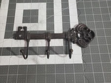 CAST IRON KEY HOLDER - WALL MOUNT - VINTAGE SKELETON KEY W/ 3 HANGING HOOKS