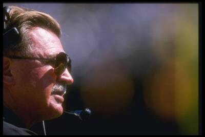 Coach Mike Dikta New Orleans Saints watches his players at a prese- Old Photo