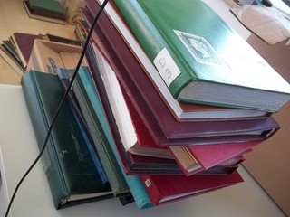 FEDERAL MOVING BOX FULL OF 12 VERY WELL FILLED ALBUMS WEIGHT 20 Kg / SEE PICS