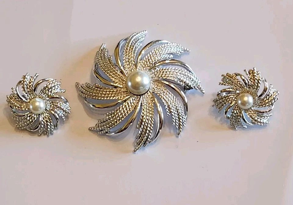 Sarah Coventry Signed Vintage Brooch & Earrings Faux Pearl Large Silver Tone - Image 2 of 4
