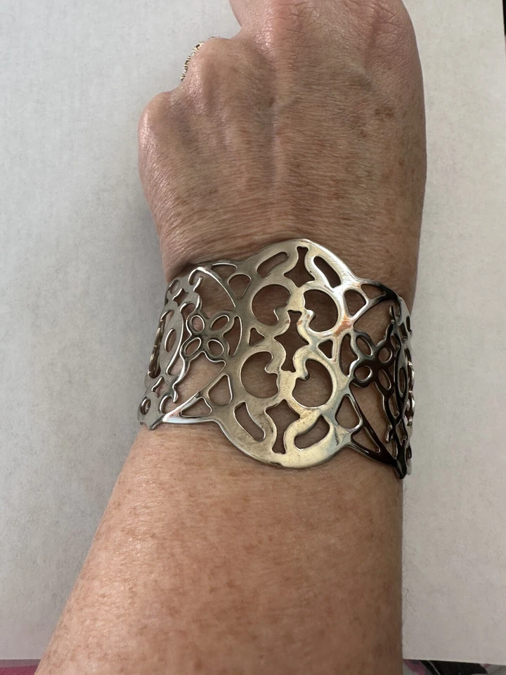 Brazalete de filigrana tono plata vintage Lia Sophia "tul" 7,5”, 2,1” de ancho Foto 3 de 4