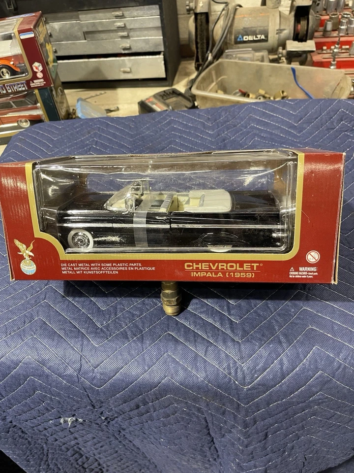 Chevrolet Impala 1959 modelo fundido a presión escala 1:18 de Road Legends - negro nuevo en caja Foto 2 de 4
