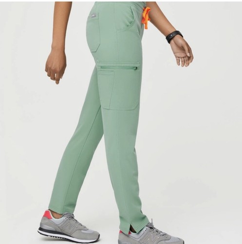 FIGS Medium SET in JADE - TALL Yola skinny pants & Medium Rafaela Scrub Top - Foto 1 di 6