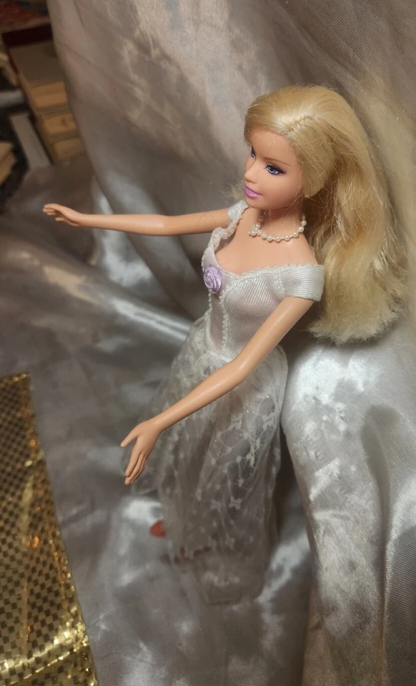 Boneca Barbie dia do casamento 2007 M2778 noiva Mattel vestida em vestido diferente usada - Imagem 3 de 4