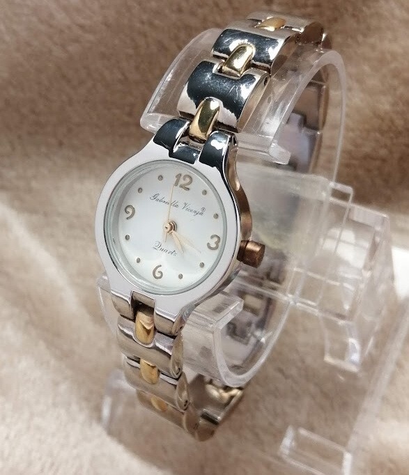 Montre bicolore quartz Gabriella Vicenza l'alliance du métal argenté et du design classique