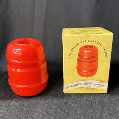 Vintage Rochow Doughnut & Cookie Cutter Set 6 Sizes Nesting Finger Grip Box Red