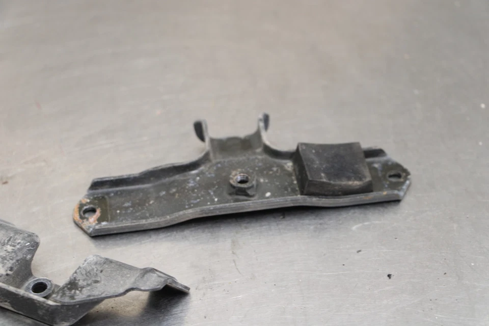 04-06 KAWASAKI Z1000 GAS TANK FUEL CELL PETROL RESERVOIR BRACKET MOUNT Foto 3 de 4