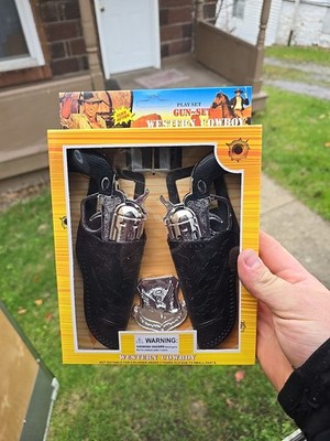 Western Cowboy Gun Set . 2 Guns And A Badge (Look)