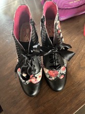 POETIC LICENCE LICENSE BETSEYS BUTTONS polka floral 