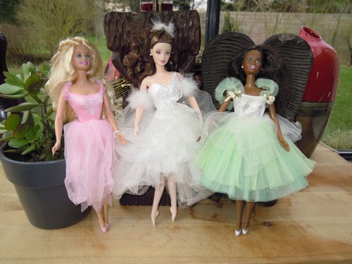 Barbie Mattel – Robe Rose Et Bottes Blanches – Poupée D'occasion