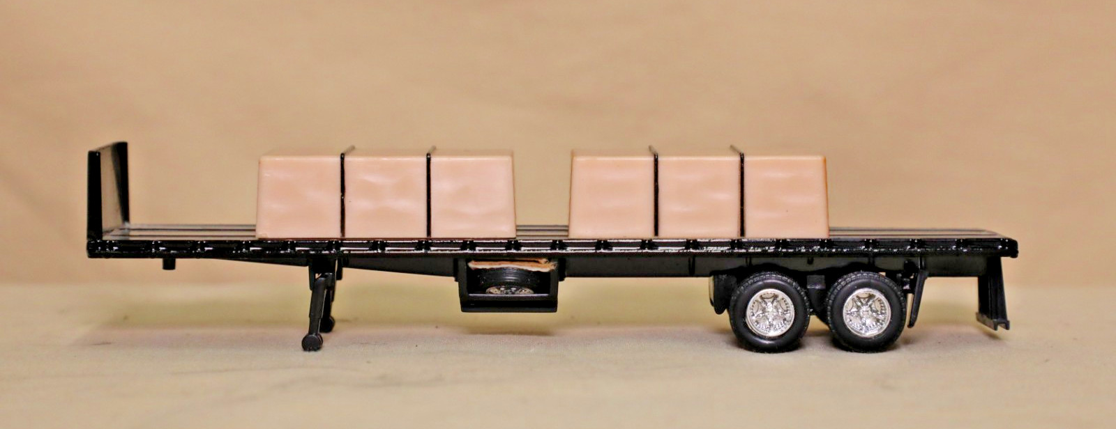 ERTL American Classic Series #4257, 1948 Peterbilt w/Flatbed Trailer HO scale