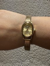 Damenarmbanduhr - Gold, ovales Gehäuse, fein...