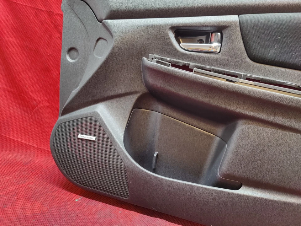 PANEL DE PUERTA INTERIOR PASAJERO DELANTERO DERECHO SUBARU WRX STI 15-21 COSTURAS ROJAS Foto 4 de 4