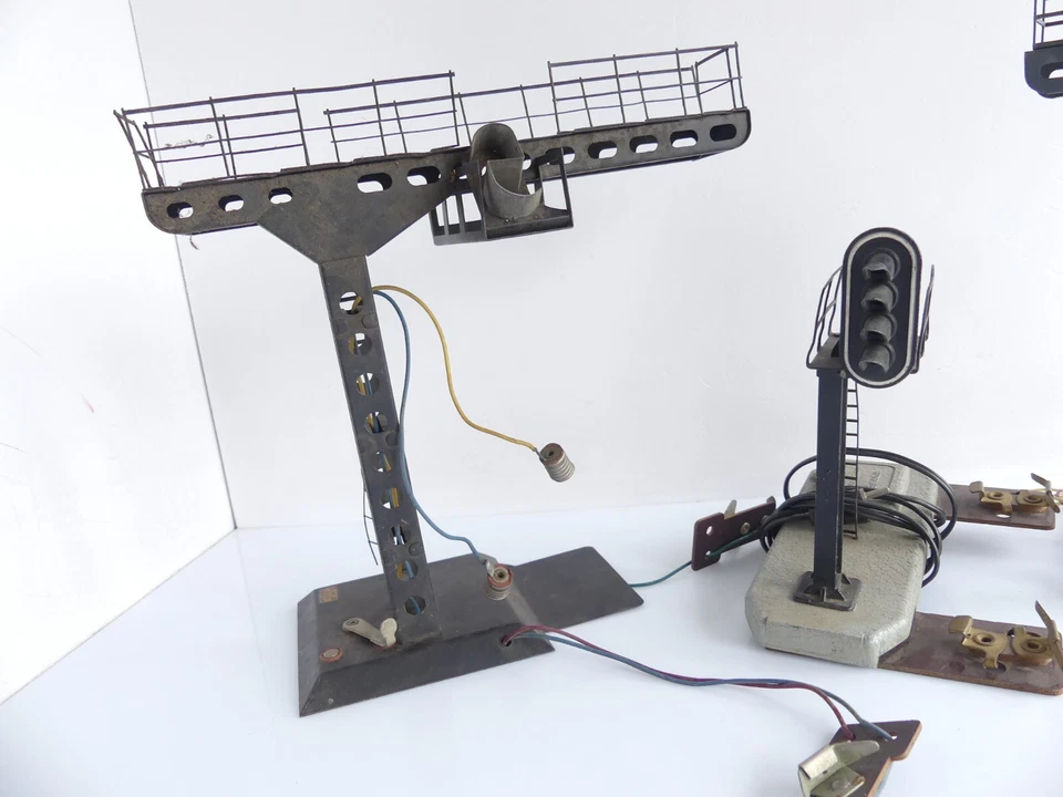 HORNBY GMP ECHELLE O LOT DE 2 POTENCES ET 1 SIGNAL VENDUS EN L'ETAT - Photo 2/4