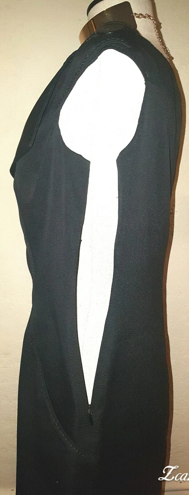 Abito Valentino smanicato profondo bottoni a V aderente davanti piccolo nero taglia 10