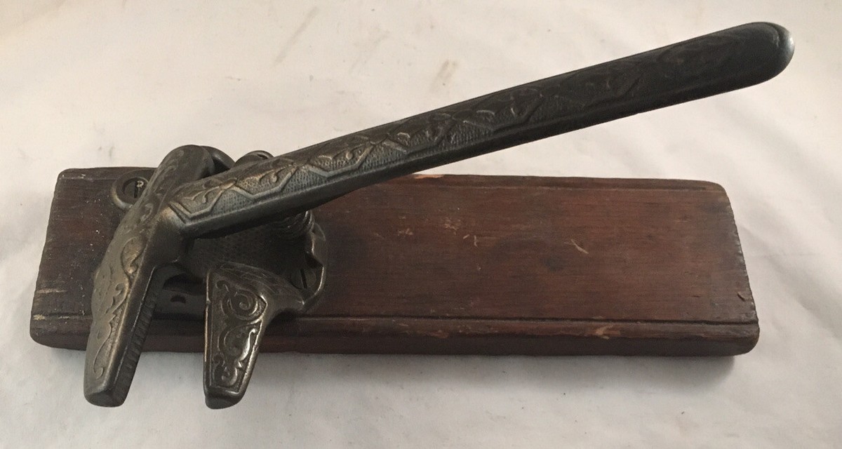 Knot antiques
ダイニングテーブル800 Vintage Mann KNOT KLIPPER LEWISTOWN, PA. Double Bit Axe / 3