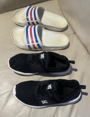 DC Shoes Heathrow schwarz weiß Schuhe Turnschuhe schnürfrei Adidas Flip Flops Sliders